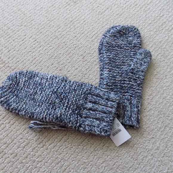 NEW J. CREW CHUNKY DONEGAL CABLE KNIT MITTENS - Picture 3 of 3